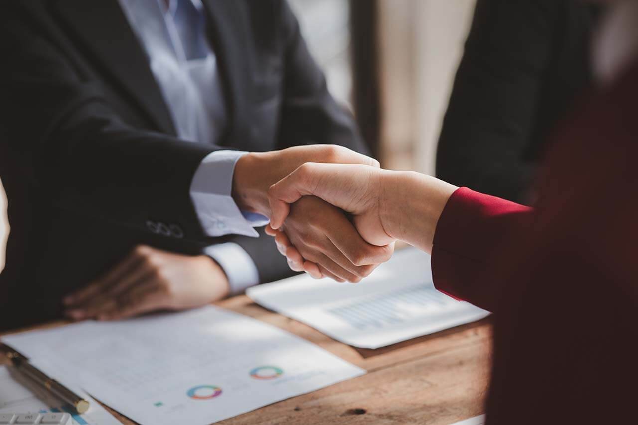 Commercial Lawyers Melbourne 15 Business Professionals Shaking Hands After A Successful Agreement