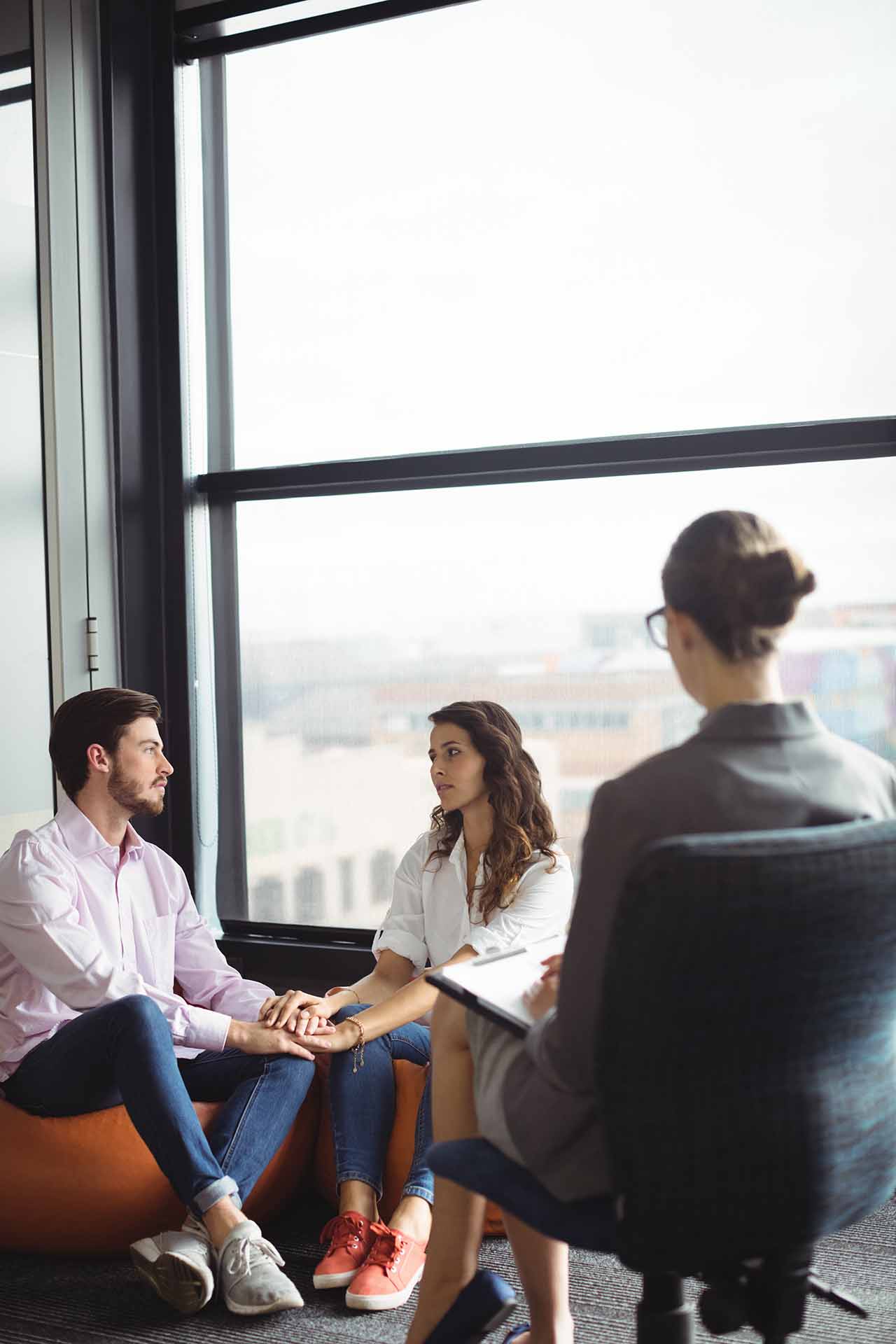 Family Dispute Resolution 1 Couple Attending A Family Mediation Session With A Professional Mediator In Melbourne.